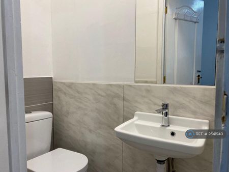 1 bedroom in a house share to rent - Photo 5