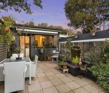 Light filled designer terrace with rear lane access - Photo 5