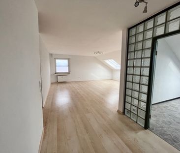 Helle, moderne 2-Zimmer Wohnung im DG eines gepflegten Mehrfamilien... - Foto 1