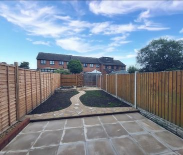 2 bedroom mid terrace to let - Photo 3