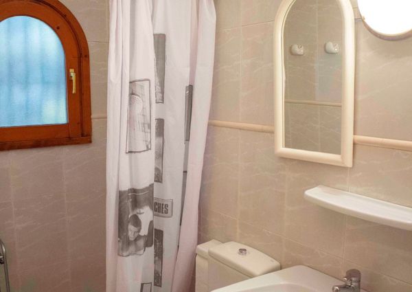 Spacious villa for rent for a long term with sea views and close to Lady Elizabeth school.