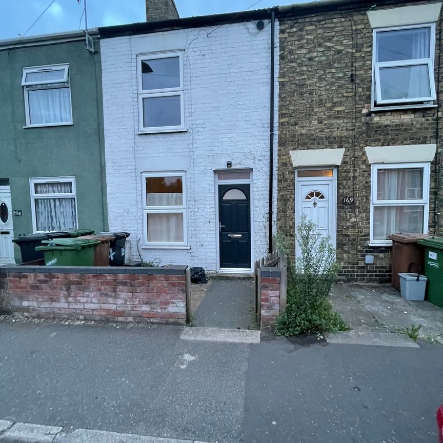 Three-bedroom terraced house with garden near city centre, Peterborough - Photo 1