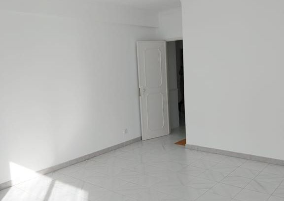 Apartamento T3 remodelado para arrendamento sem móveis em Miraflores, Algés