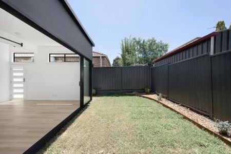 Spacious modern home in the heart of Marrickville - Photo 5