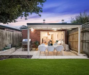 Charming Victorian Haven with Style - Photo 2