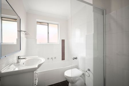 Renovated 2 bedroom apartment with a leafy outlook - Photo 2