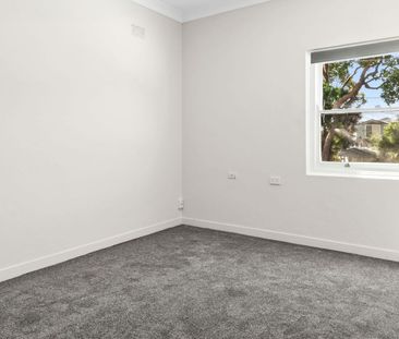 Stylish Newly Renovated Home with Private Entrance - Photo 5