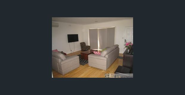 Beautifully Presented Home in a Quiet Court Location - Photo 1