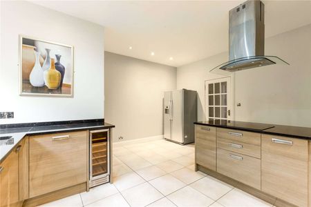 A stunning four bedroom main door apartment, available on an unfurnished basis. - Photo 3