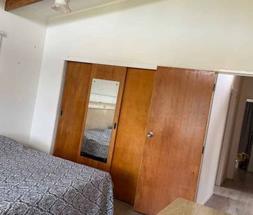 Sunny 2-Bedroom Home with Sea Views - Photo 4