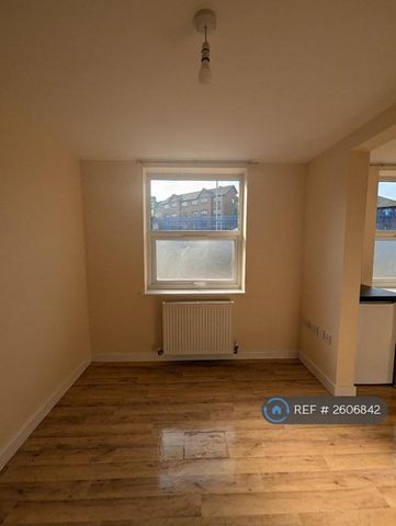 1 bedroom in a house share to rent - Photo 2