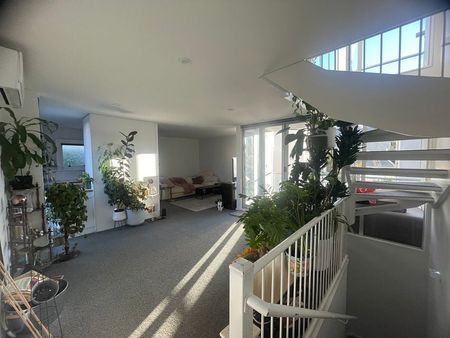 Location! 3 bed townhouse with double garage - Photo 2