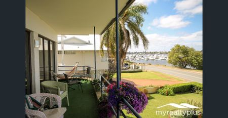 Shared Accommodation: A Beautifully Appointed Home with Riverfront Views! - Photo 5