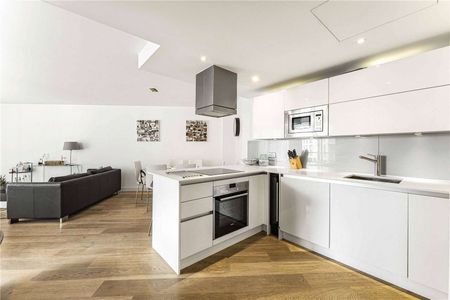 A spacious three bedroom apartment in a popular modern development. - Photo 3