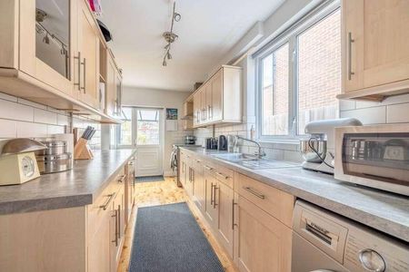 South Avenue, Egham, TW20 - Photo 2