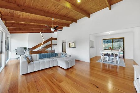 “Spacious Family Home with Pool” - Photo 5