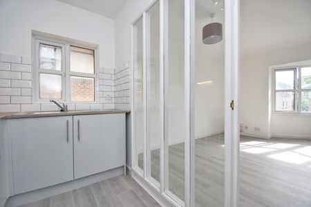 Flat to rent - Celestial Gardens, London, SE13 - Photo 2