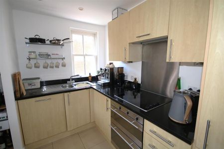 1 bedroom in a house share to rent - Photo 5