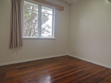 7 Balmain Street, Newlands Wellington 6037 - Photo 2