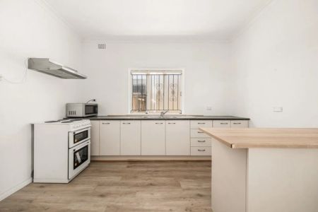 “Functional Family Home with Patio, Garden, and Great Transport Links” - Photo 2
