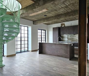 Stijlvol gerenoveerd appartement met zicht op het kanaal - Photo 1