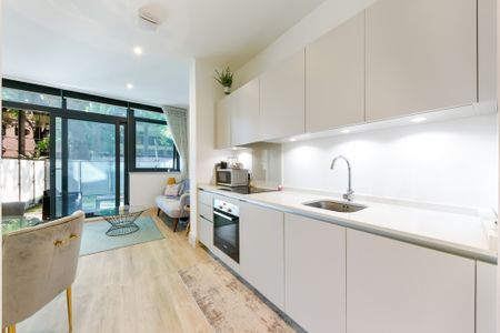 Chiswick High Road, W4, London - Photo 5