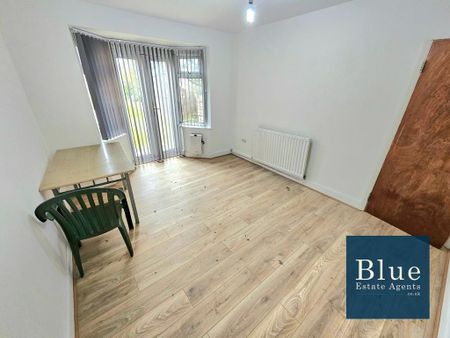 4 bedroom semi-detached house to rent - Photo 5