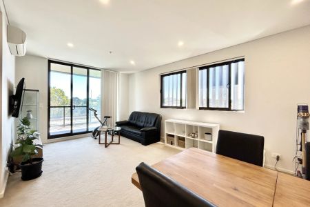 Near New Contemporary Two Bedroom Apartment - Photo 4