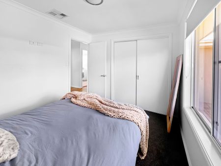 Stylish Family Living with Pool in South Dubbo - Photo 5