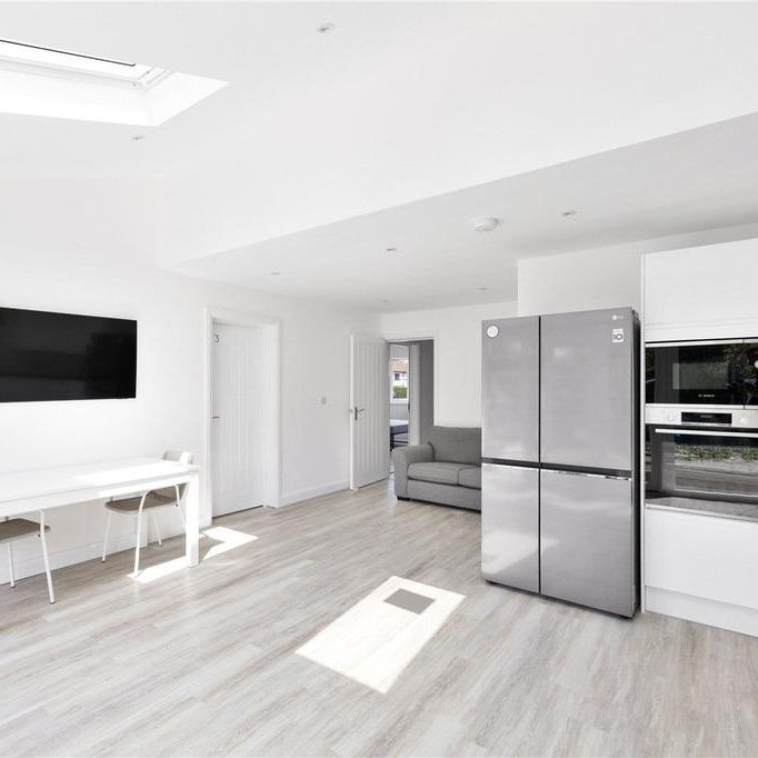 8 bedroom semi-detached house to rent - Photo 1