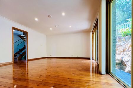 Freshly Renovated Four Bedroom Home With Study And Solar - Photo 2