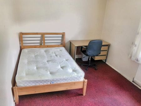 3 bedroom flat to rent - Photo 2