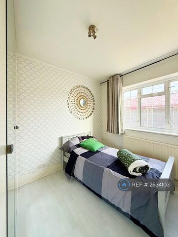 3 bedroom end of terrace house to rent - Photo 5