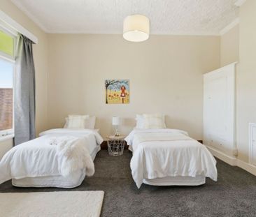 Spacious and sunny in St Kilda! - Photo 6