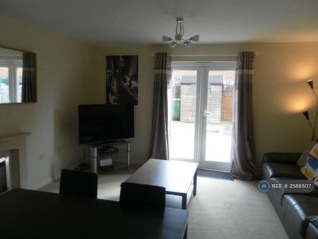 4 bedroom end of terrace house to rent - Photo 2