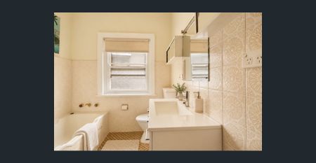 Renovated Two-Bedroom Apartment with Sunroom, Free Wi-Fi and Water Included, Moments from the City and Coast - Photo 5