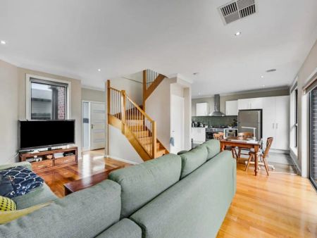 “LIGHT, BRIGHT AND GREAT LOCATION” - Photo 4