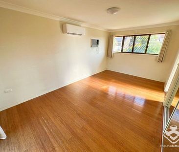 Double Master Bedrooms Large Family Home in Robertson - Photo 3