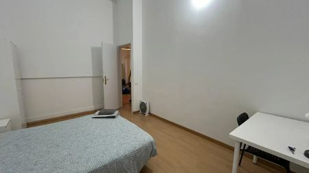Room in a shared 11-bedroom apartment for rent in La Dreta de l'Eixample, students only - Photo 4
