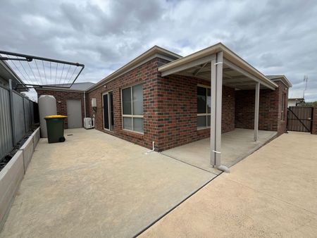 TWO BEDROOM UNIT IN MARYBOROUGH - Photo 4