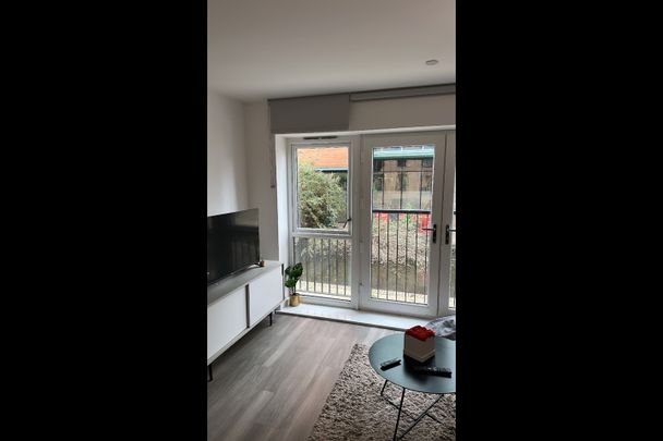 Room in a Shared Flat, Marina Place, B16 - Photo 1