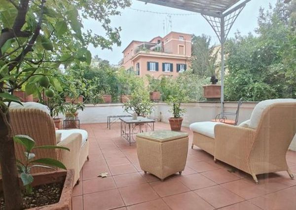 Villa-Parioli: Beautiful independent house with large private garden and terraces. Spacious living, formal dining, study-music room, sun room, 5 bedrooms, 4 bathrooms, parking. rif 163