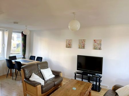 3 Bed Flat, Carmelite Street, AB11 - Photo 2