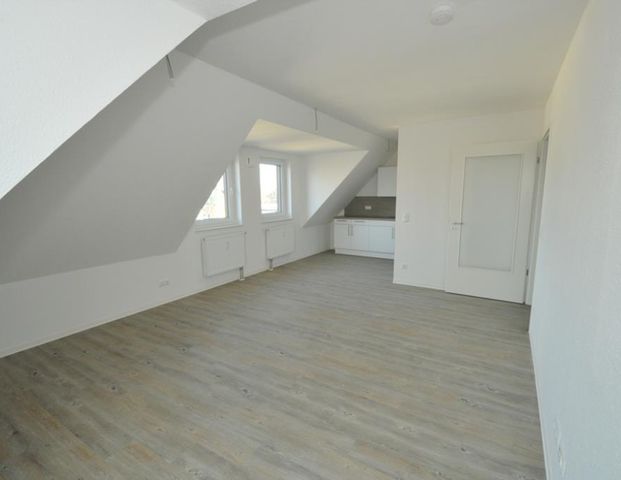 Schöne 2 Zimmer Wohnung Im DG mit Balkon! - Foto 1