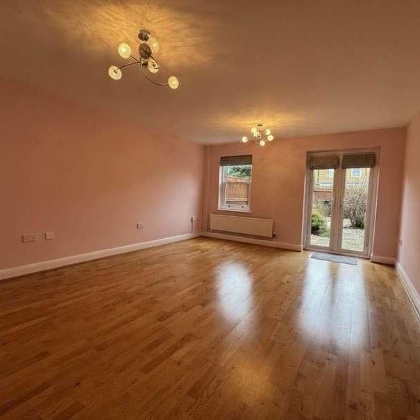 Horseshoe Crescent, The Garrison, Southend On Sea, SS3 - Photo 1