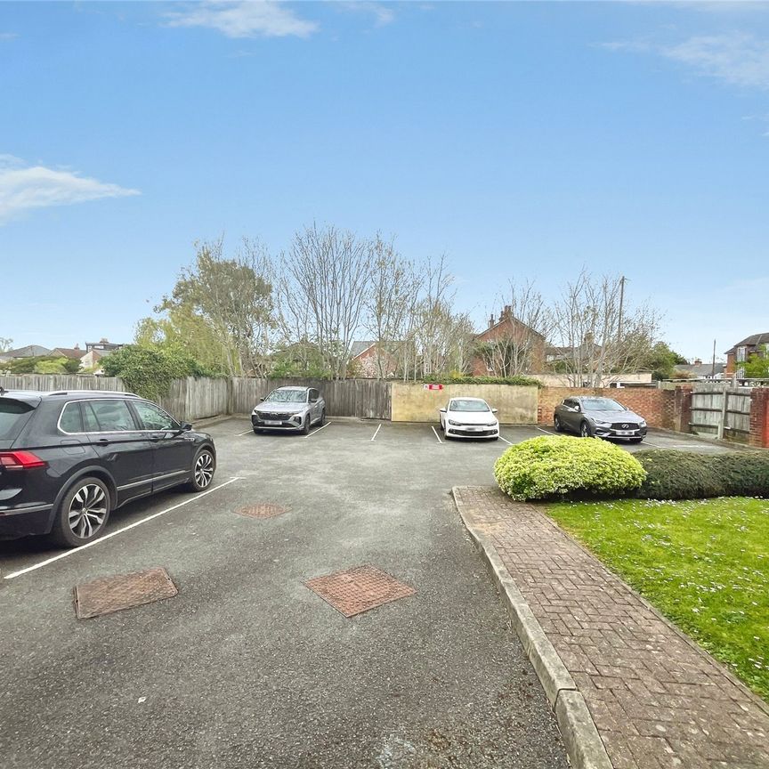 Hummer Road, Egham, Surrey, TW20 9DJ - Photo 1
