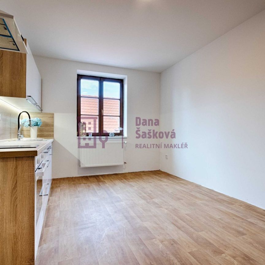 Pronájem bytu 1+kk a garsoniéry 23 m², nám. Míru 165, Jindřichův Hradec - Photo 1
