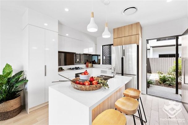 Morden 3 bedroom + 1 Study Nearly New Town House - Photo 1