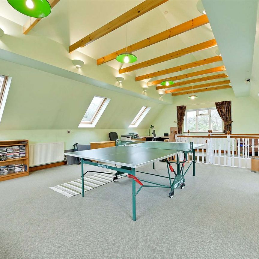 Short let: all bills included. Immaculate and gated home with large office / games room and mature gardens in sought after St. Leonards Hill, Windsor. - Photo 1