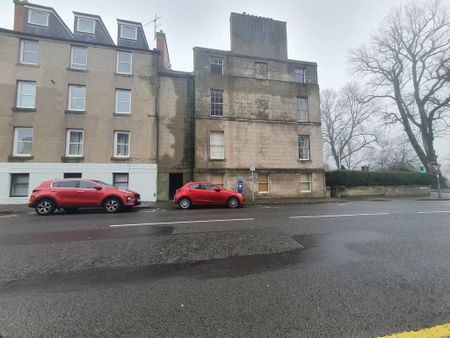 3 bedroom flat to rent - Photo 2